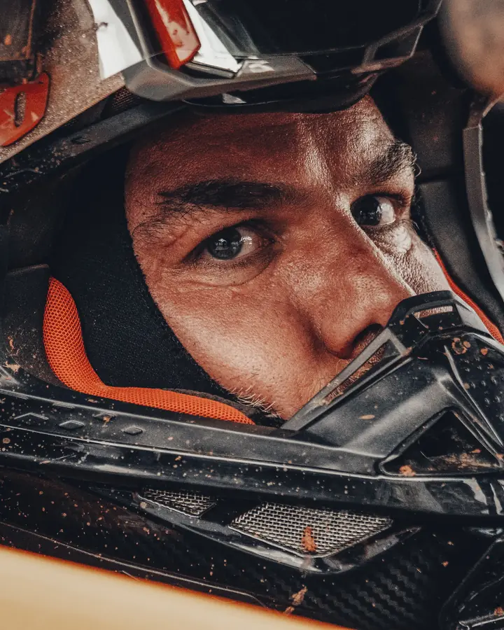 Olhar de Rafael dentro do capacete