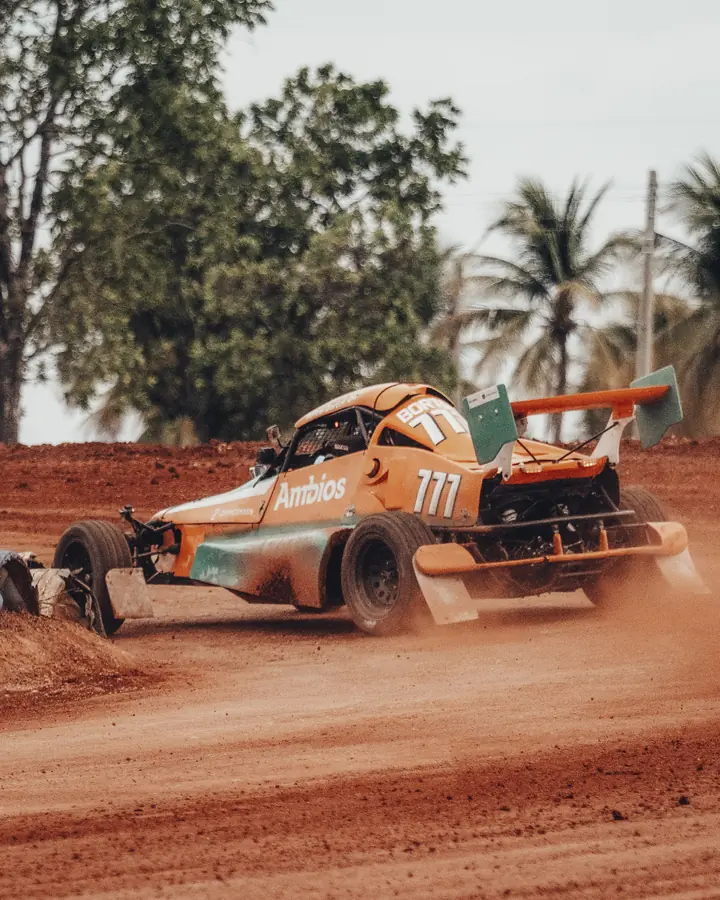 Carro 777 levantando poeira na curva