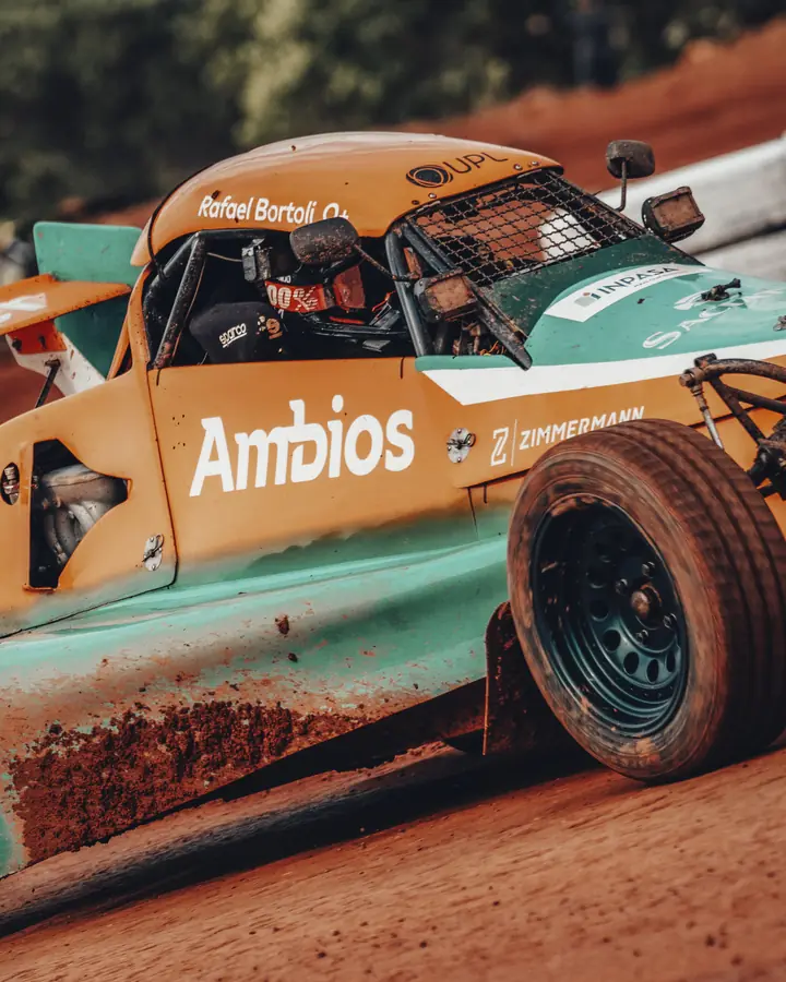 Lateral do carro com a marca Ambios