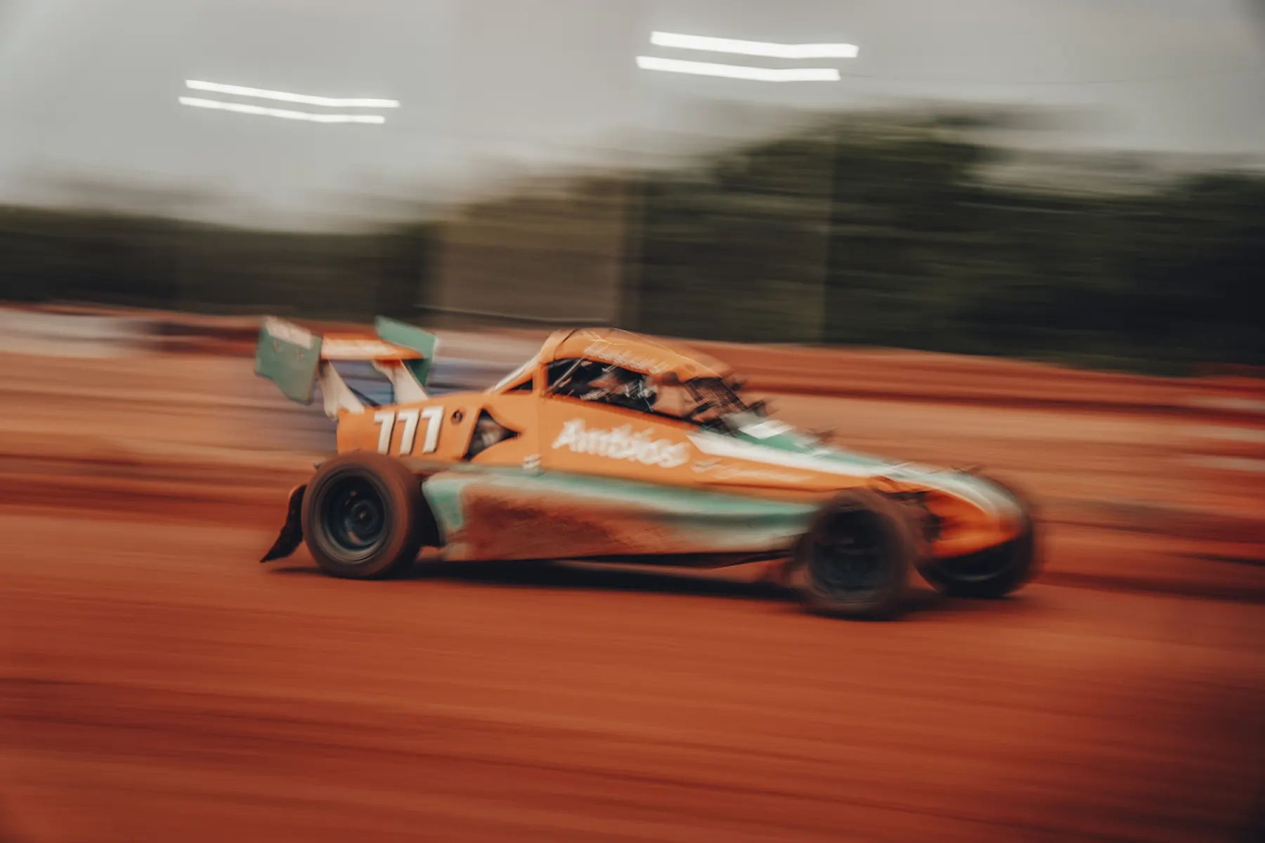 Carro 777 em movimento, fundo borrado