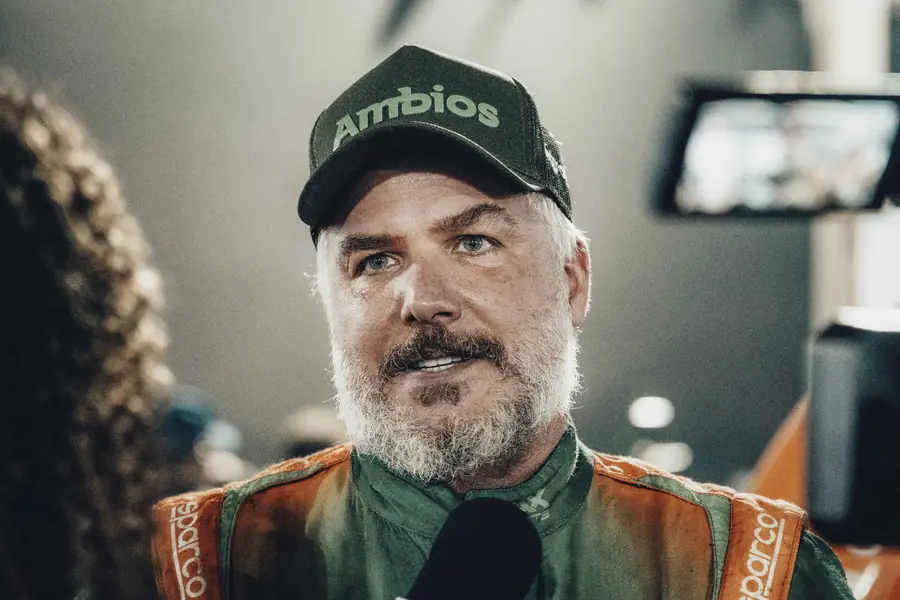 Rafael dando entrevista de boné Ambios
