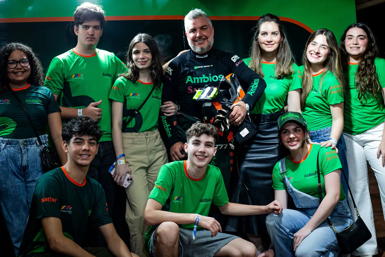 Rafael de macacão preto com a torcida de camisetas verdes