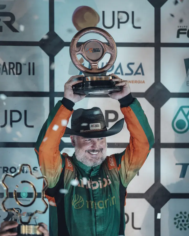 Rafael ergue o troféu no pódio