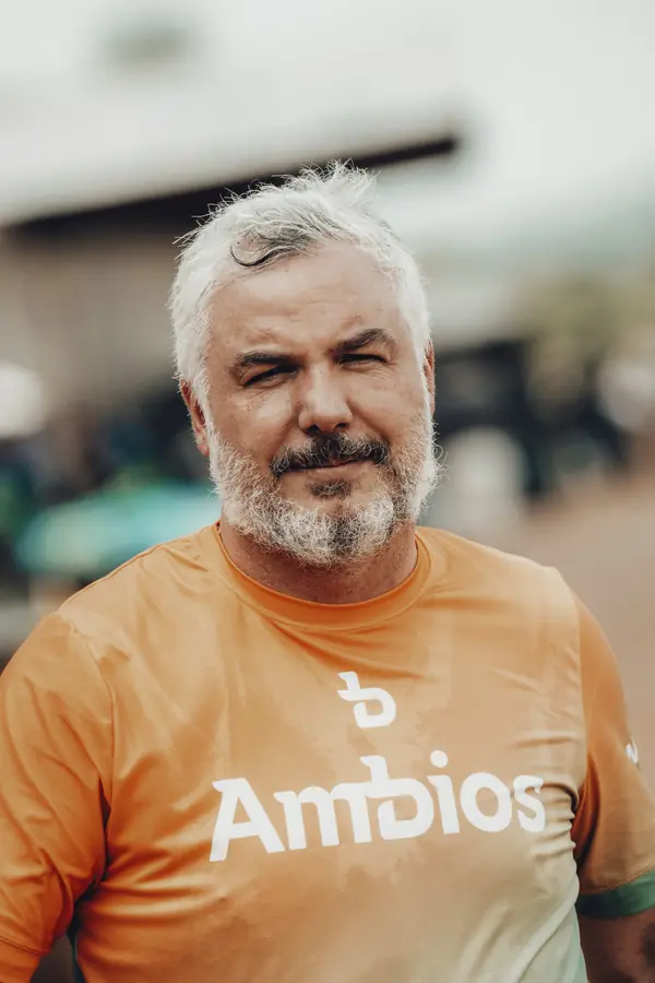 Retrato de Rafael com camiseta Ambios