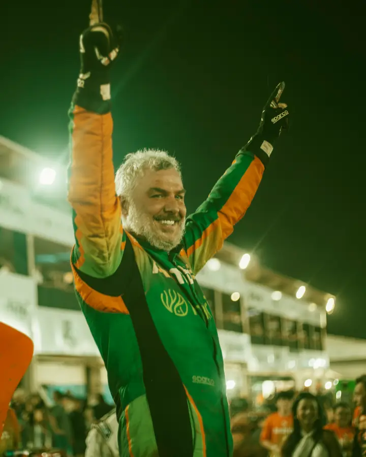 Rafael comemora de braços erguidos